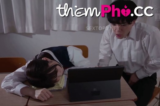 Phát hiện tiền bối mà tôi luôn ngưỡng mộ lại đang đọc truyện người lớn rồi ngủ quên