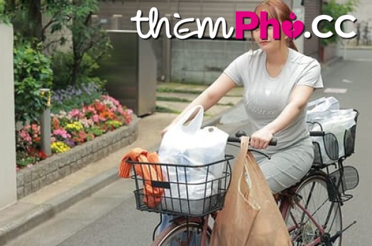 Mẹ đơn thân chubby trỗi dậy ham muốn sau khi sinh em bé