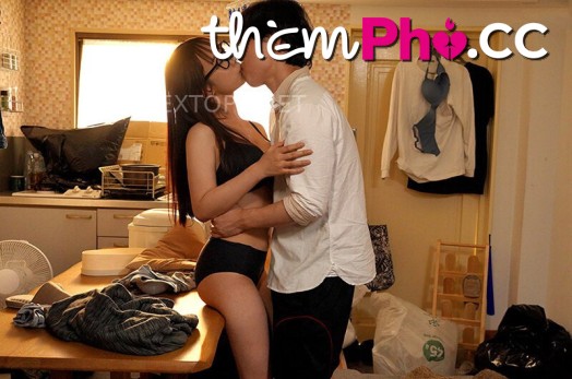 Chăm chỉ ôn thi đại học nhưng tiếng rên ở căn hộ cạnh bên quá khó chịu