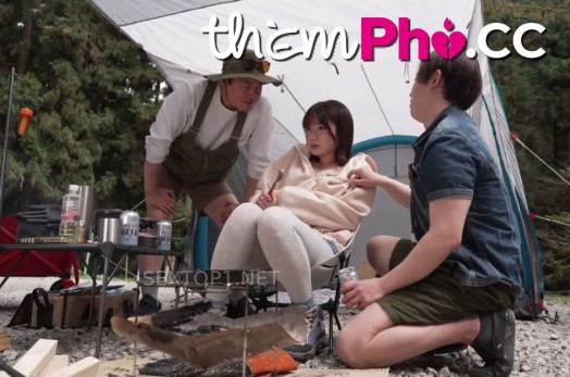 Em gái cắm trại một mình trong rừng thì được mấy anh trai đến “thăm hỏi”